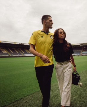 Jennifer Coppen dan Justin Hubner di Stadion Fortuna Sittard. (Instagram @jennifercoppenreal20)